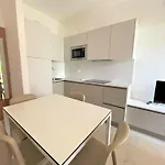 Bright Flat With Pool And Garden Apartmán