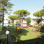 Apartmán Bright Flat With Pool And Garden