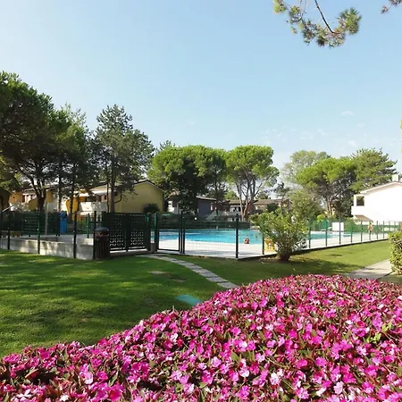 Apartmán Bright Flat With Pool And Garden