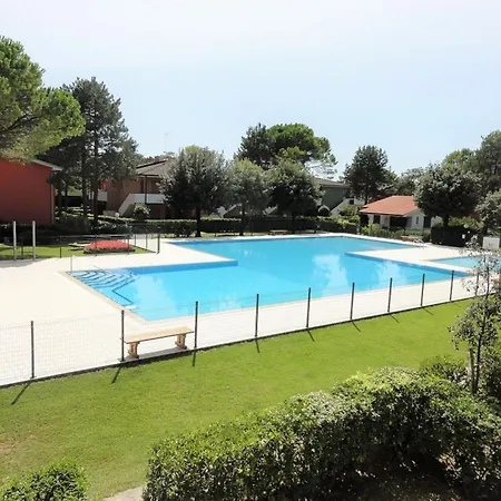 Bright Flat With Pool And Garden Apartmán *