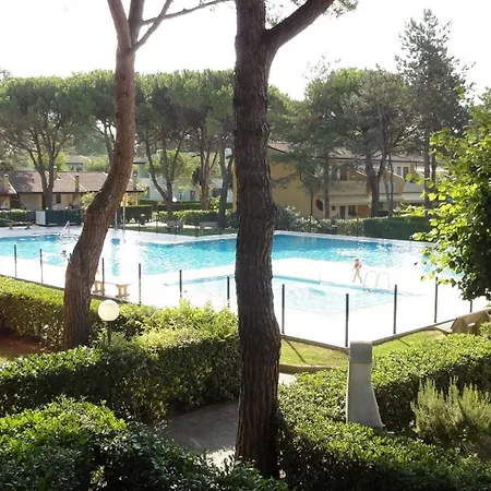 Bright Flat With Pool And Garden Apartmán *
