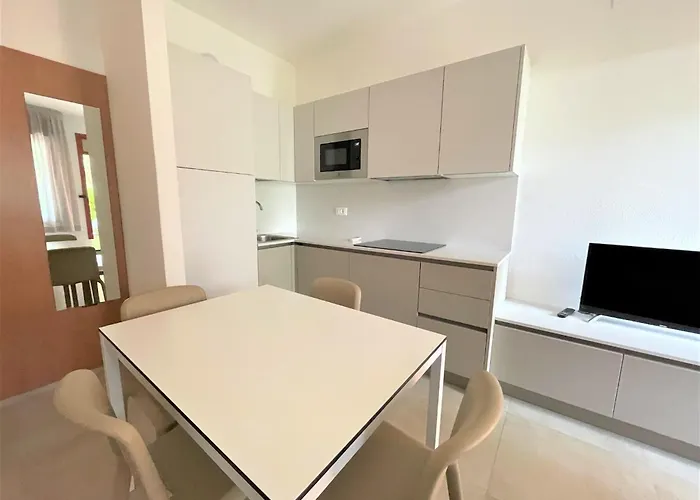 Bright Flat With Pool And Garden Apartmán